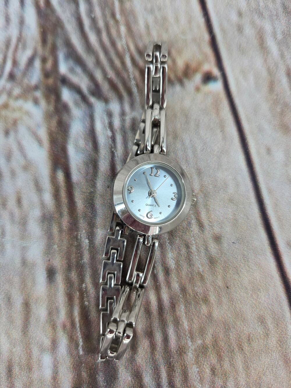 Vintage Quartz Bracelet Watch Silver White Dial Small Wrist Watch